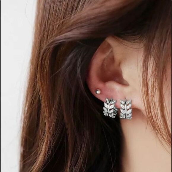 Round Floral Leaf Silver huggie hoop earring’s  in 925 and cubic zirconia - Picture 2 of 3